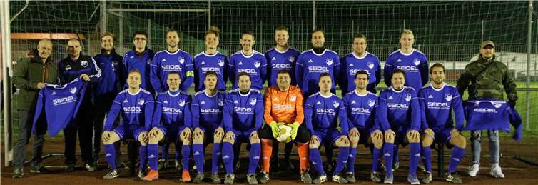 Die 2. Mannschaft des SCB: (stehend v.li.) Sponsor Karsten Seidel, Trainer Dennis Wohlgefahrt, M. Schüller, R. Bender, C. Felber, A. Strohe, P. Felber, B. Stahl, S, Weißbach, S. Herf, P. Leydecker, J. Zimmermann. (sitzend v.li.) J. Seidel, R. Schuster, M. Bauer, P. Seul, N. Schmitz, M. Schumacher, A. Olzem, F. Greif, M. Kniel.Foto: privat