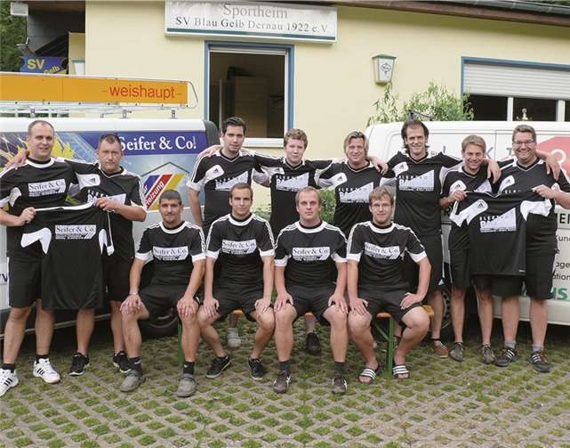 Die 2. Mannschaft übernahm aus den Händen von Timo Paetz und Sascha Bertram einen Satz neuer T-Shirts und Shorts. privat