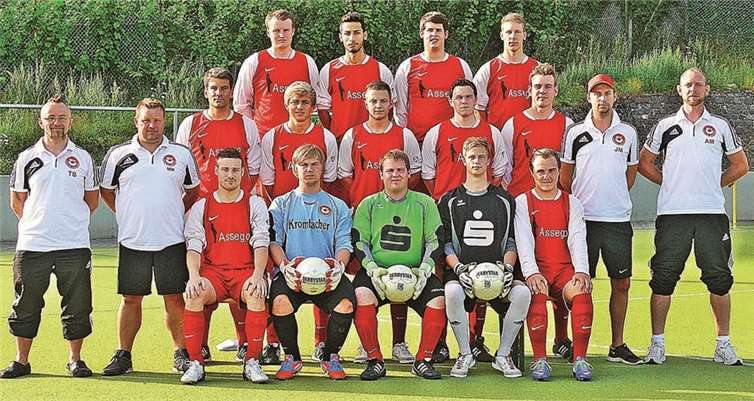 Die 2. Mannschaft (v.l.n.r.) hinten: Lucas Schmitz, Ali Necmettin, Max Jax, Steffen Hain; mittlere Reihe: Betreuer Thomas Brzank, Torwarttrainer Mario Weismüller, Stefan Ostkamp, Calvin Kalter, Daniel Matzelt, Tim Rossbach, Helge Möhring, Co-Trainer Jens Muglin, Trainer Andreas Meurer; vorne: Felix Bast, Björn Naunheim, Christoph, Zelter, David Stein, Marvin Büchler; es fehlen: Co-Trainer Andreas Ahlhorn, Torwarttrainer Dirk Stein, Daniel Hastenteufel, Christian Noll, Nico Ring, Rolf Dittert, Salvatore Nizza, Pierre Wickert, Pornthep Khomdee, Dennis Bekaj, Christopher Groß.