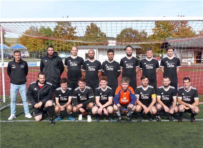 Die 2. Mannschaft vor dem Spiel gegen Leimerdorf: vorne v.l. Michael Haas, Edwin Fuhrmann, Philipp Felden, Nils Groß, Alexander Pütz, Daniel Harst, Marcel Melcher, Markus Hackenbruch. Hinten: Daniel Zedler, Niklas Kranz, Daniel Mintenig, Rame Veselaj, Ilias Isaqhzoi, Sebastian Schmidt, Fabian Riga, Simon Schäfer.Foto: privat