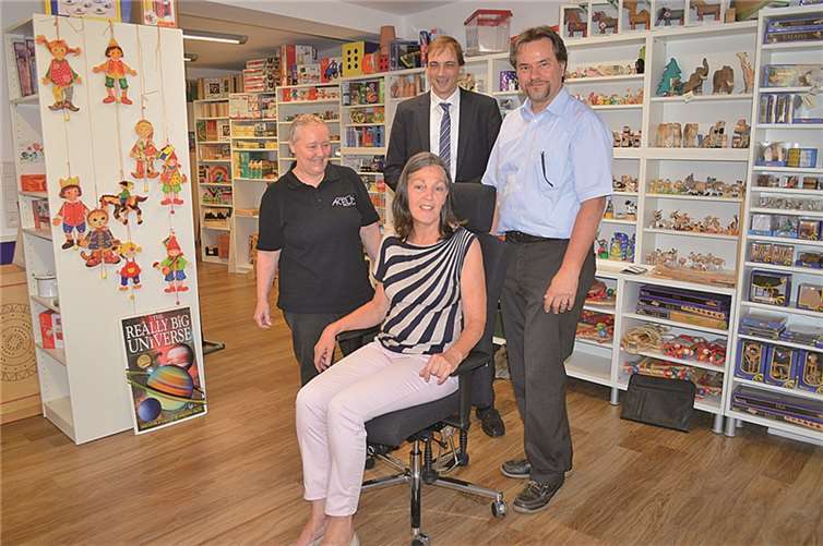 Die 2. Vorsitzende Lena Saltzmann testet sogleich den neuen Drehstuhl. Auch Brigitte Giraud (l.), Kai Esser von HAIDER BIOSWING und Schatzmeister Christoph Schomer (r.) zeigten sich äußerst zufrieden. AB