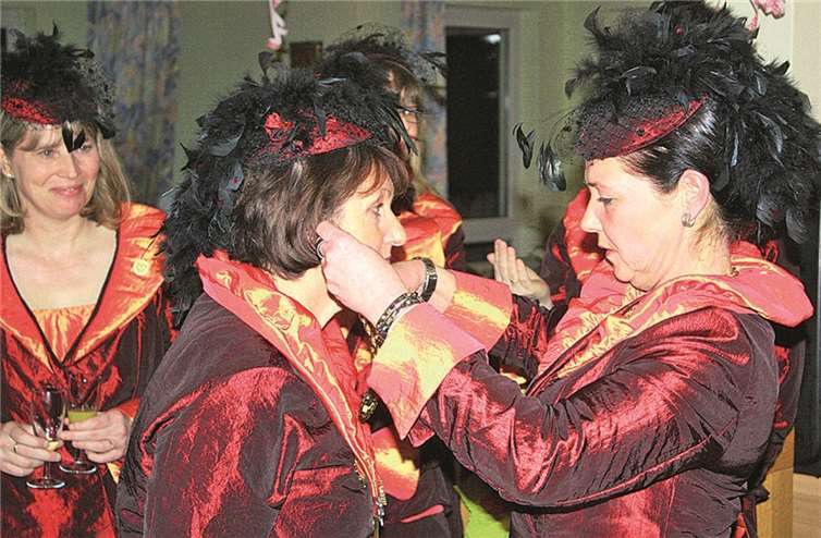 Die 2. Vorsitzende Melanie Koch hängte der Vorsitzenden des Damenkomitees, Karin Wolf, den Geburtstagsorden um.