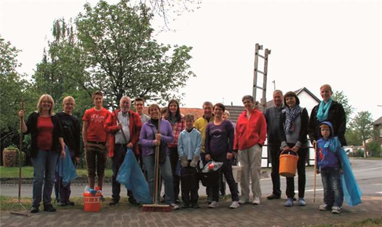 Die 20 Helfer trafen sich am Ramershovener Feuerwehrhaus.privat