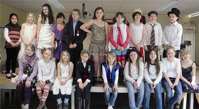 Die 20 Kinder der Theater-AG hatten sich intensiv vorbereitet und konnten dem Publikum eine gelungene Aufführung präsentieren. privat