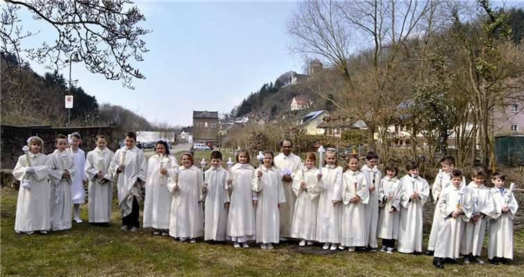 Die 20 Sayner Kommunionkinder mit Pater Norbert.PS