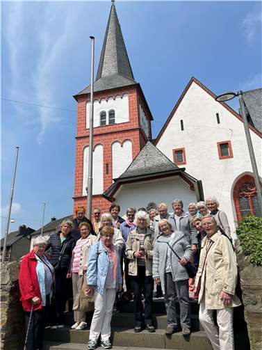 Die 20 Teilnehmerinnen vor der St. Jahann-Baptist Kirche.  Foto: kfd St. Matthias