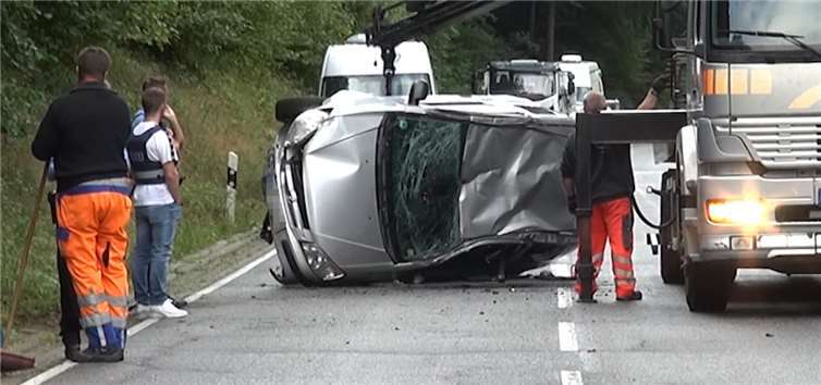 Die 20-jährige Autofahrerin wurde bei dem Unfall schwer verletzt. Foto: WinklerTV