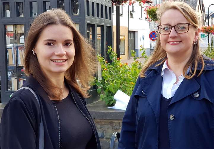Die 20-jährige Julia Steinigans (links) stand BLICK aktuell--Reporterin Katja Gaebelein (rechts) Rede und Antwort.Fotos: KH
