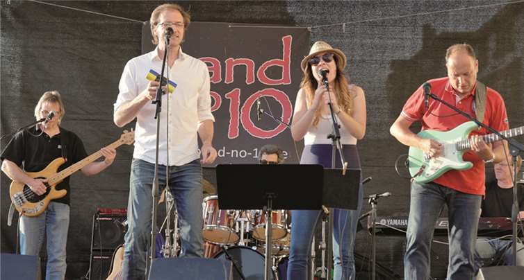 Die 2001 gegründete Band rundete den Abend ab und heizte mit ihrem breiten Repertoire an bekannten Musikstücken die Stimmung ein. Fotos: Natascha Desgronte