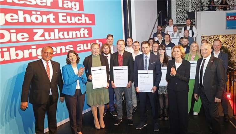 Die 21 Besten ihres Gewerkes erhielten aus Händen von Ministerpräsidentin Malu Dreyer (vordere Reihe 2.v.r.), Wirtschaftsministerin Daniela Schmitt (2.v.l.), HwK-Präsident Kurt Krautscheid (rechts) und HwK-Hauptgeschäftsführer Ralf Hellrich (links) auf der Bühne ihre Großen Meisterbriefe. Foto: Michael Jordan/HwK Koblenz