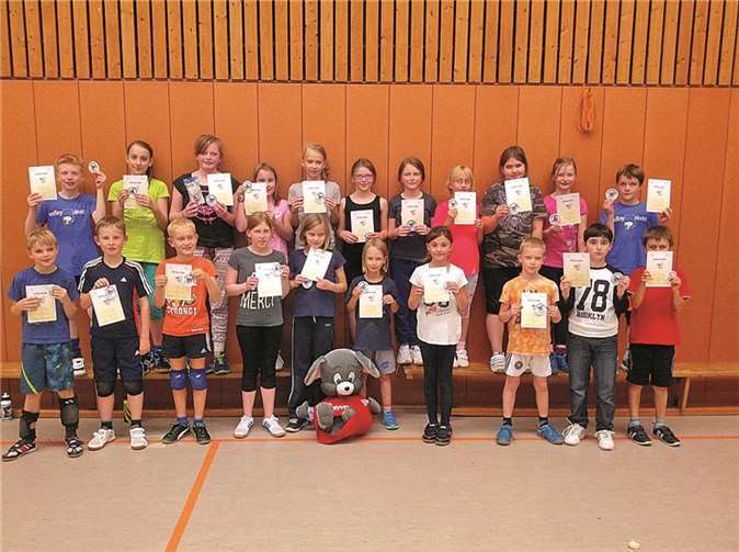 Die 21 Mädchen und Jungen nahmen stolz ihre Abzeichen entgegen. privat