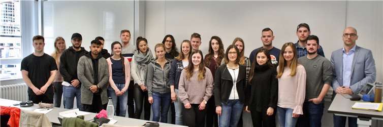 Die 21 Studierenden, die in diesem Semester mit Robert Kebbekus (1. v.r.) in der Zukunftswerkstatt arbeiten, freuen sich schon darauf, die teilenehmenden Westerwälder Unternehmen kennen zu lernen. Foto: privat