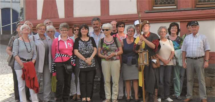 Die 21 Teilnehmer gemeinsam mit dem charismatischen Nachtwächter. privat