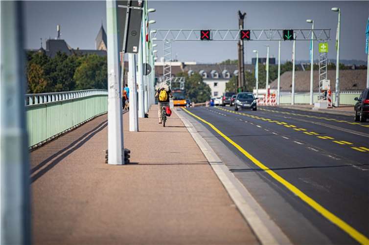 Die 2+1-Wechselverkehrsführung auf der Pfaffendorfer Brücke erhielt neue Module.  Foto: Stadt Koblenz/ Andreas Egenolf