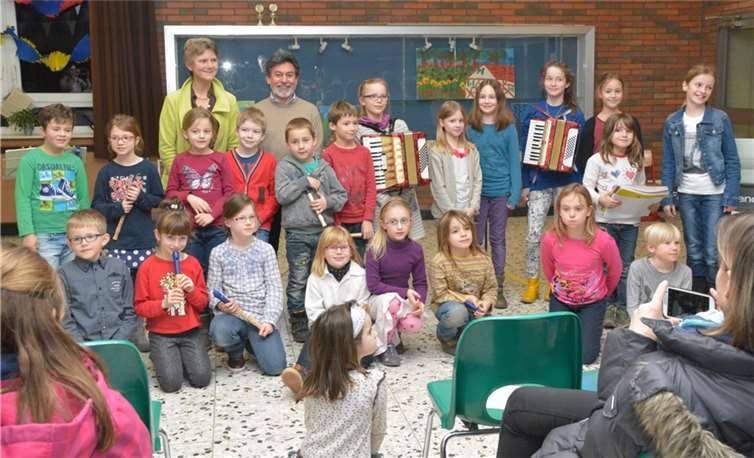 Die 21 jungen Musiker/innen im Alter zwischen fünf und zwölf Jahren beeindruckten das Publikum mit afrikanische Rhythmen, Volkslieder aus der ganzen Welt sowie bekannte Melodien.privat