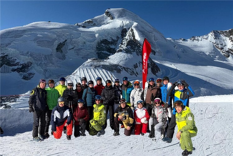 Die 22 Skifreudinnen und Skifreunde waren in 4 Gruppen eingeteilt und wurden nach dem aktuellen Lehrplan des Deutschen Skiverbandes aus und weiter gebildet