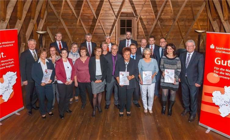 Die 22 Sparkassenjubilare freuten sich sehr über ihre Ehrung.V.l.: Edmund Schermann, Vorstandsvorsitzender, Sabine Barzen, Sylvia Jung, Eric Westerheide, Vorstand, Sonja Zilles, Hiltrud Maßem, Elisabeth Schneiders, Martin Eltges,Gisela Friedrich, Marita Schmitt, Rainer Schmidt, Franzkarl Könen, Rita Schmitt, Gerhard Schenk, Gerhard Kien, Lothar Fuhrmann, Birgit Lotz, Guido Habscheid, Heiko Massmann, Roswitha Spier, Volker Knotte, Vorstand. Fotostudio Becker-Werbung