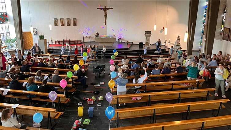 Die 22 Vorschulkinder bereiteten im Vorfeld mit ihren Erzieherinnen den Gottesdienst zum Thema „Regenbogen“ vor. Quelle: KiTa Oberzissen