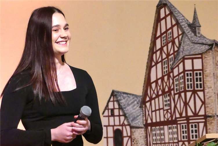 Die 22-jährige Kim Mayer möchte zum Moselkerner Weinfest im Juli zur Weinkönigin gekrönt werden. Fotos: TE