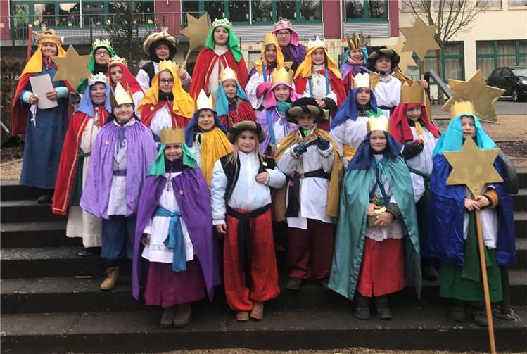 Die 23 Sternsinger in Leubsdorf konnten weit über 3000 Euro sammeln. Foto: Anja Attmer