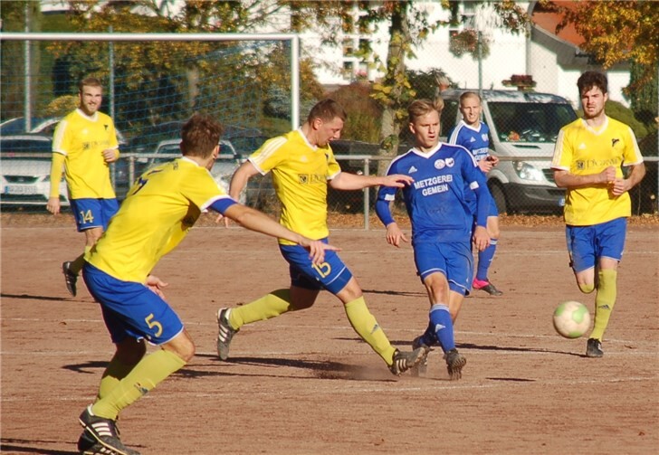 Die 230 Zuschauer bekamen beim Derby zwischen der SG Westum/Löhndorf (blaues Trikot) und dem SV Dernau (gelbes Trikot) einiges geboten.RÜ