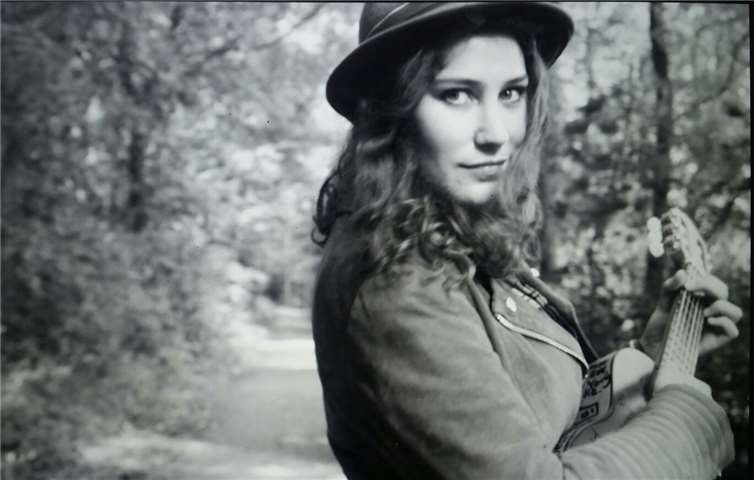 Die 24-jährige Singer-Songwriterin Isabelle Wolff aus Löhndorf.privat