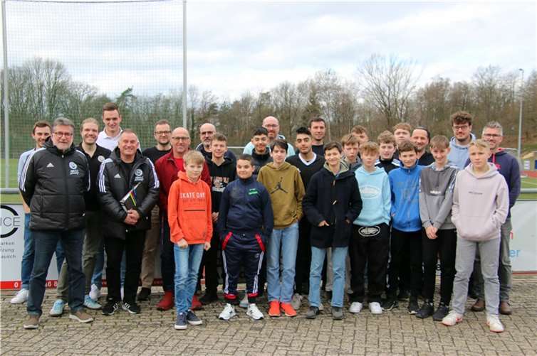 Die 24 neuen Schiedsrichter bei ihrer Prüfung auf dem Platz der SF Ägidienberg.. Foto: Fußballverband Mittelrhein e.V. - Kreisschiedsrichterausschuss Sieg