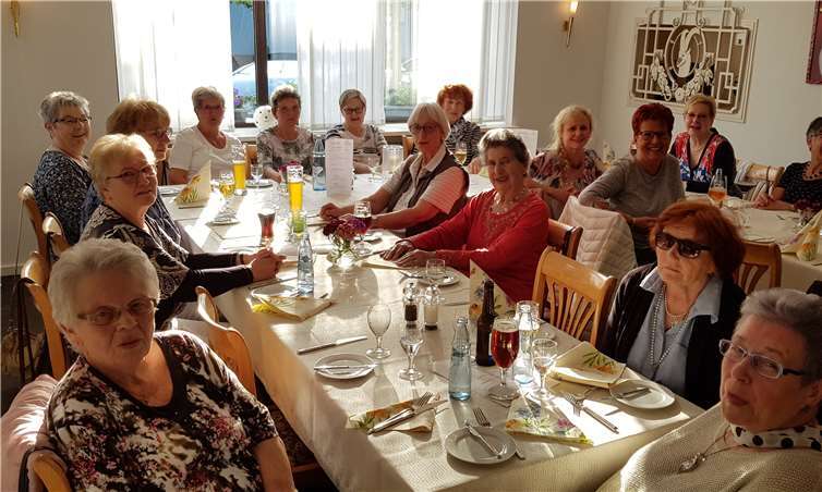 Die 24er-Damen verbrachten einen angeregten Abend miteinander. Fotos: privat