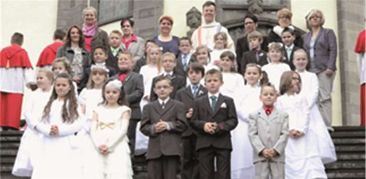 Die 25 Kommunionkinder zusammen mit ihren Katechetinnen und Pfarrer Norbert Missong.privat