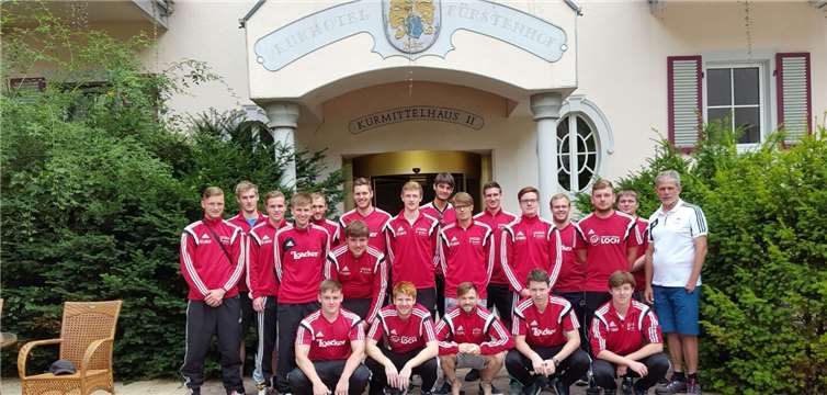 Die 25 Teilnehmer vor dem Fünf-Sterne Kurhotel Fürstenhof.Privat