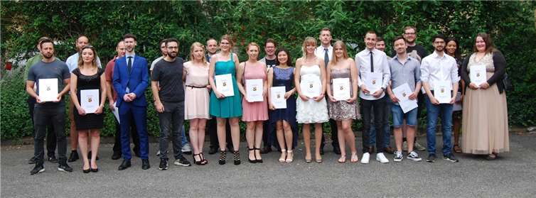 Die 26 Abiturienten mit ihren Zeugnissen.Foto: privat