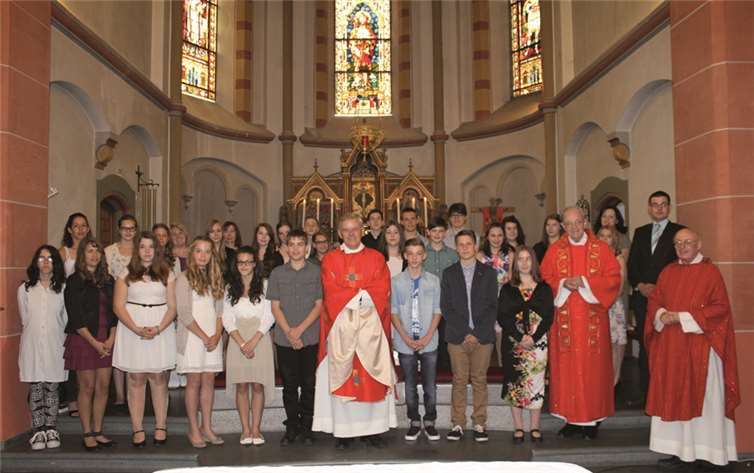Die 26 Firmlinge aus St. Cäcilia Saffig und St. Kastor Miesenheim gemeinsam mit dem Firmspender Prälät Dr. Herbert Hoffmann; Pfr. Hans Rith und Pater Friedrich Arns.  Privat
