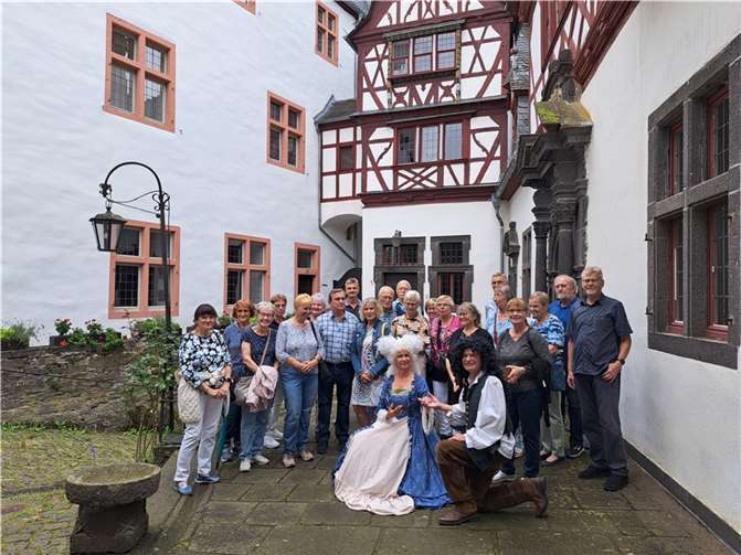 Die 26 Mitglieder von plus/minus 60 aktiv auf Schloss Bürresheim. Foto: Achim Leßlich