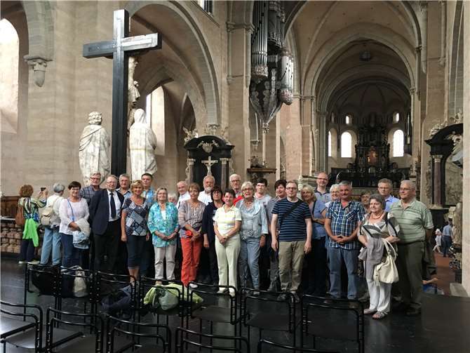 Die 27 Teilnehmer mit dem Domorganisten Josef Still beim Gruppenbild im Trierer Dom.U.W.