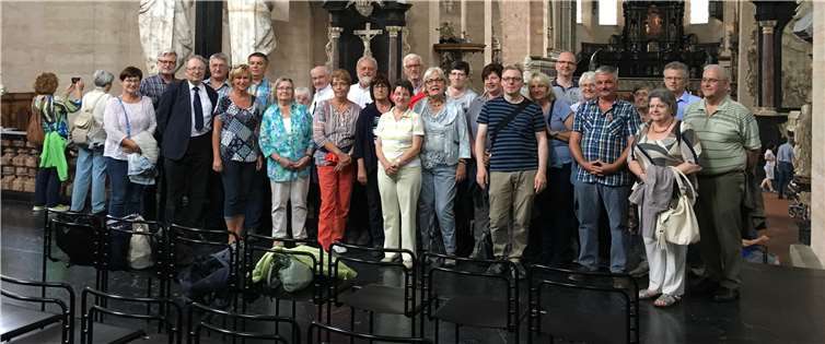 Die 27 Teilnehmer mit demDomorganisten Josef Still beim Gruppenbild im Trierer Dom.U.W.