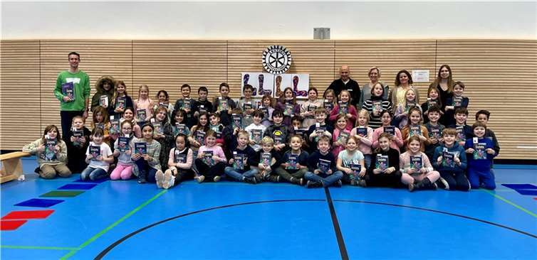 Die 3. Klasse der Grundschule St. Clemens mit Matthias Kreling und Thomas Siekmann sowie Mitgliedern des Rotary Club (Mitte hinten).  Fotos: privat