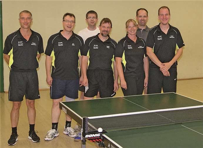 Die 3. Tischtennis-Freizeitmannschaft des SV Urmitz (v.l. vordere Reihe): Michael Hachenberg, Jörg Röder, Holger Kracht, Kirsten Grandmontagne, Patrick Zimmermann; (hintere Reihe:) Sascha Heimann und Mike Geider.privat