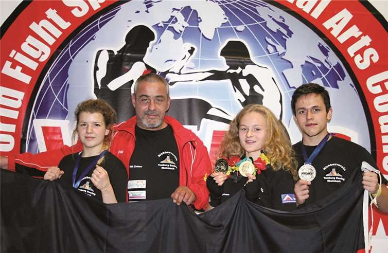 Die 3 Top-Kickboxer mit Ihrem Trainer.privat