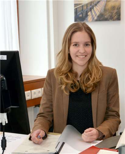 Die 30-jährige Betriebswirtschaftlerin Elena Maus aus Bettendorf wird künftig bei der Wirtschaftsförderungs-Gesellschaft Rhein-Lahn als „Lotsin“ Gewerbetreibenden und Investoren zur Verfügung stehen. Uwe Rindsfüsser