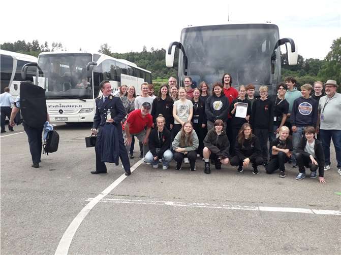 Die 30 meist jungen Musiker und Musikerinnen konnten mit Ihren beiden Wertungsstücken „Apollo 11“ und „Beautiful Savior“ unter der Leitung von Adi Becker die Jury überzeugen und erhielten mit 87,25 Punkten den ersten Preis.  Foto: VHS-Zweckverband Voreifel