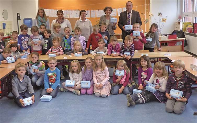 Die 31 Schulanfänger in Niederdürenbach freuten sich mit Rektorin Anette Gotter sowie ihren Klassenlehrerinnen Britta Meurer und Ulla Wielgorz über ein Geschenk von RWE Deutschland zum Schulstart. privat