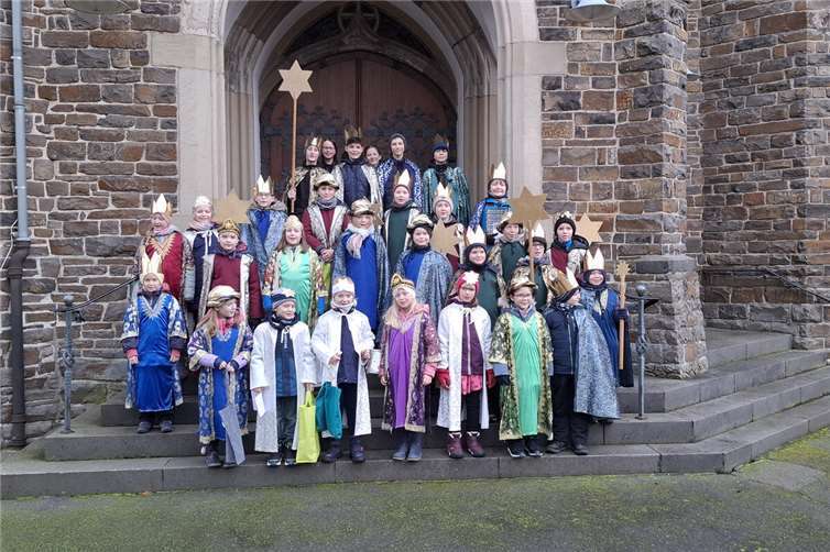 Die 31 Sternsinger mit Ihren Betreuern sammelten 2.577,36 Euro.. Fotos: Ortsgemeinde Oberfell