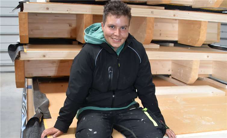 Die 33-jährige Janina Anderson ist gelernte Zimmerin und wird momentan zusätzlich Dachdeckerin bei der Firma Dach und Wand in Simmern. Sie möchte möglichst viele Menschen fürs Handwerk begeistern und ist als einzige Kandidatin aus dem Kammerbezirk der Handwerkkammer Koblenz noch im Rennen um den Titel „Miss Handwerk 2025“. Foto: HwK Koblenz/Dagmar Schweickert