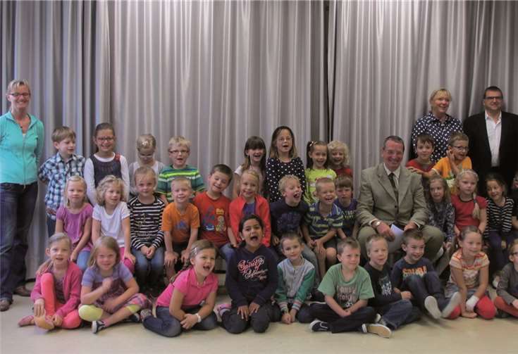 Die 34 Erstklässler mit Lehrerin Ute Moskopp (links), Hans-Otto Schade (Mitte rechts sitzend), Manuela Bauer und Karl Hanenberg (rechts). privat