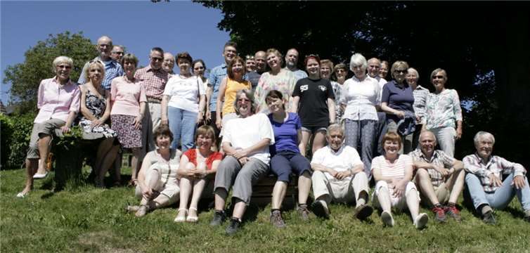 Die 35 Wanderfreudige Koblenzer Square Dancers auf ihrer Wandertour. Karlheinz Weitz