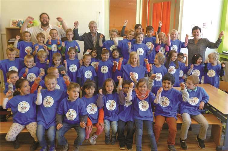 Die 37 Erstklässler der Marienschule Bad Hönningen erhielten zum Schulbeginn Schul-T-Shirts der Marienschule. privat