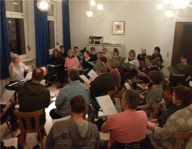 Die 37 Sänger und Sängerinnen haben mit den Proben für das Konzert im Mai begonnen. Foto: privat