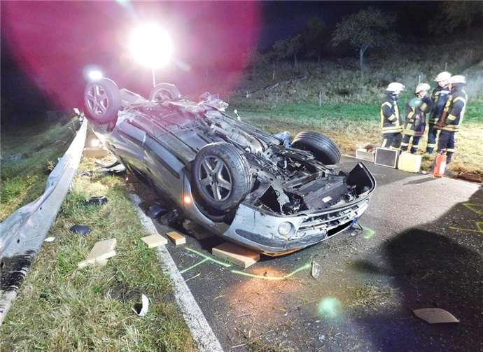 Die 37-jährige Unfallverursacherin musste von der Feuerwehr aus ihrem Fahrzeug befreit werden. Polizei