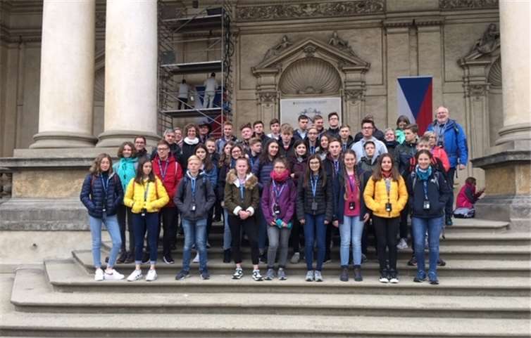 Die 38 Messdienerinnen und Messdiener auf ihrer Besichtigungstour durch Prag.Foto: privat