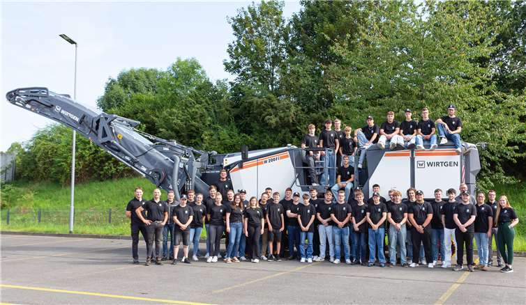 Die 39 neuen Azubis starteten ihren ersten Arbeitstag bei Baumaschinenhersteller Wirtgen mit einem Gruppenfoto. Foto: WIRTGEN GROUP